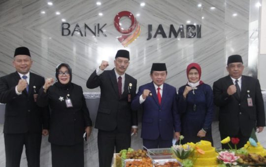 Gubernur Jambi, Al Haris Bersama Direktur Utama Bank Jambi Yunsak El Halcon Beserta Jajaran Peringati HUT ke-59 Bank Jambi. (Foto: Kominfo/Ist)