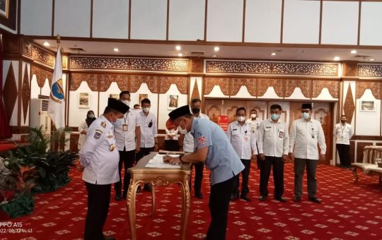 Gubernur Jambi, Al Haris saat penandatanganan MoU Bersama Baznas Provinsi Jambi. (Foto: Kominfo/Ist)