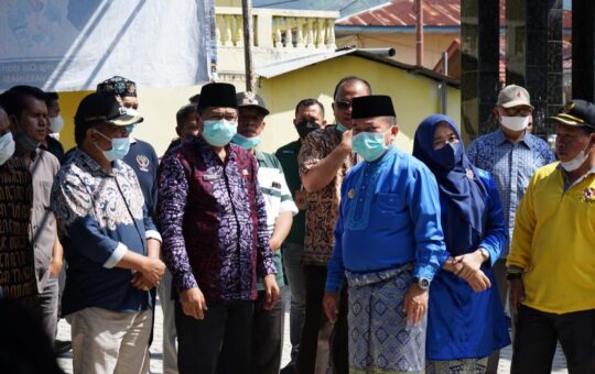 Gubernur Jambi, Al Haris saat meninjau Vaksinasi di Kabupaten Kerinci. (Foto: Agus dan Hori/Kominfo)