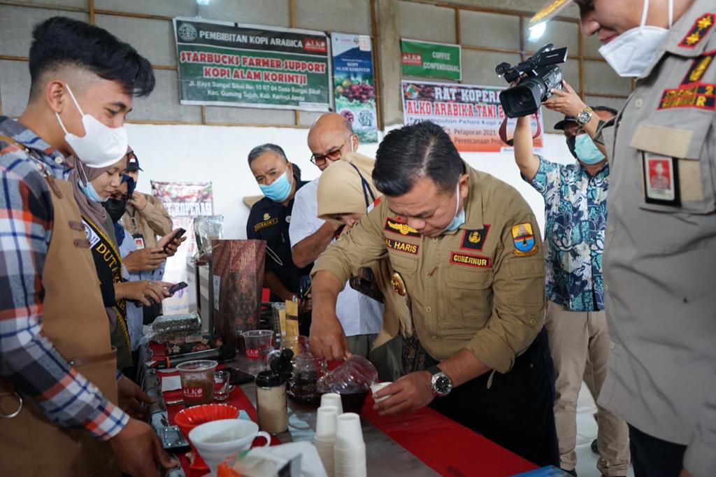 Gubernur Jambi, Al Haris saat melakukan Peninjauan Koperasi Kopi Alam Korintji (Alko) Sumatera Coffe, bertempat di Desa Sungai Sikai, Kecamatan Gunung Tujuh, Kerinci. (Foto: Agus dan Hori/Kominfo)