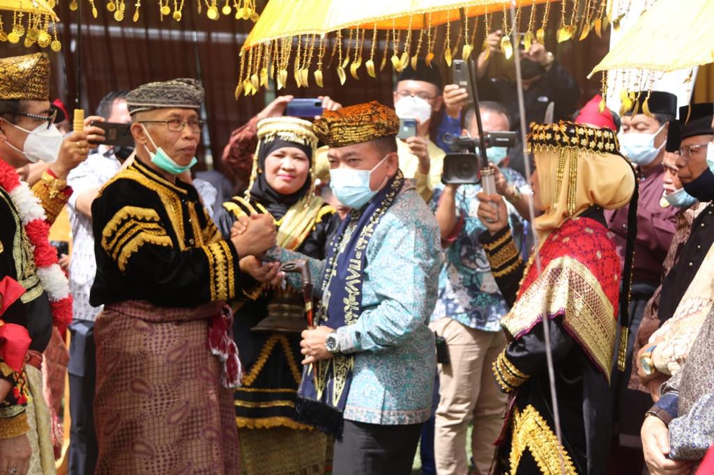 Gubernur Jambi, Al Haris mendapatkan gelar adat "Depati Mudo Terawang Lidang Payung Negeri" dari Tokoh Masyarakat Kerinci. (Foto: Agus dan Hori/Kominfo)