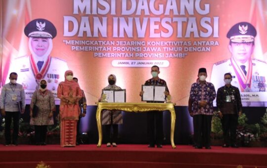 Foto: Wakil Gubernur Jambi, Abdullah Sani dan Gubernur Jawa Timur, Khofifah Indar Parawansa saat MoU Misi Dagang dan Investasi (Dok. Agus Supriyanto dan Sopbirin/Kominfo)