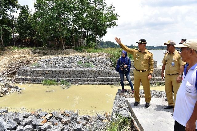 Walikota Jambi Syarif Fasha mengecek proyek fisik Danau Sipin-Foto: Jamberita
