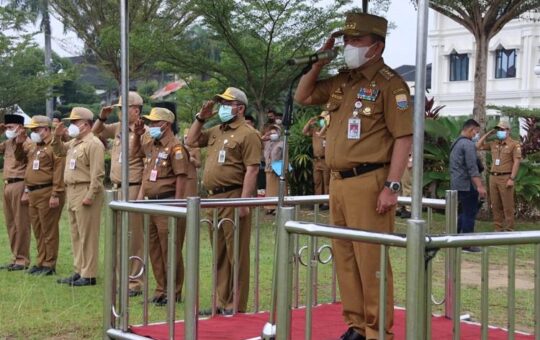 Gubernur Jambi Dr.H.Al Haris,S.Sos.,M.H., saat memimpin langsung Upacara Peningkatan Rasa Nasionalisme dan Kedisplinan ASN di Lingkup Pemerintah Provinsi Jambi Tahun 2022. (Foto: Agus Supriyanto)
