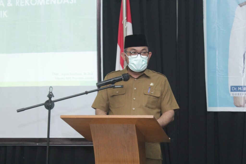 Foto: Sekretaris Daerah (Sekda) Provinsi Jambi, Sudirman, saat membuka secara resmi Coaching Clinic Penyusunan Metadata Statistik Sektoral. (Dok. Harun/Kominfo)