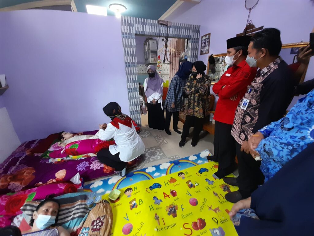 Ketua DPRD Provinsi Jambi, Edi Purwanto bersama Menteri Sosial RI Tri Rismaharini saat mengunjungi Suci remaja yang menderita Cerebral Palsy dan ibunya yang terkena luka bakar di Perumahan Aur Duri. (Foto: Istimewa)
