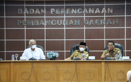 Gubernur Jambi Dr.H.Al Haris,S.Sos.,M.H., saat membuka Rapat  Pemantapan Visi Misi Jambi Mantap dan  Pendampingan Persiapan Program Dumisake, bersama Tenaga Ahli Gubernur. (Foto: Agus Supriyanto)