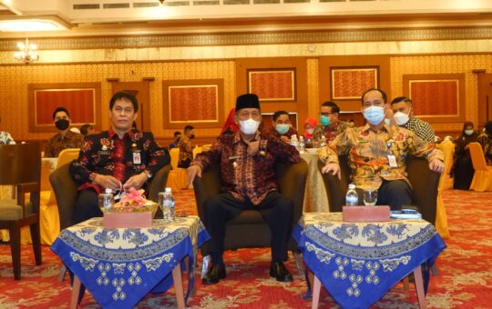 Wakil Gubernur Jambi, Abdullah Sani, pada acara Pertemuan Koordinasi dengan Multi Sektor dan Organisasi Mitra Program TBC serta Pengukuhan Koalisi Organisasi Profesi Indonesia TBC (KOPI TB) Kabupaten/Kota se-Provinsi Jambi. (Foto: Sopbirin)