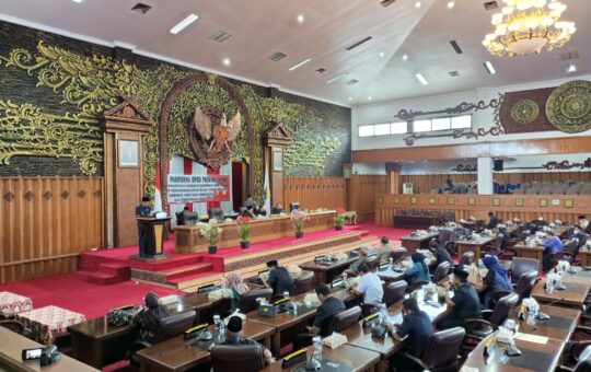 Suasana Rapat Paripurna DPRD Provinsi Jambi terkait Agenda Penyampaian Jawaban Pemerintah Provinsi Jambi terhadap Pemandangan Umum Fraksi tentang Nota Pengantar Laporan Keterangan Pertanggungjawaban (LKPj) Gubernur Jambi Tahun Anggaran 2021. (Foto: Sopbirin)