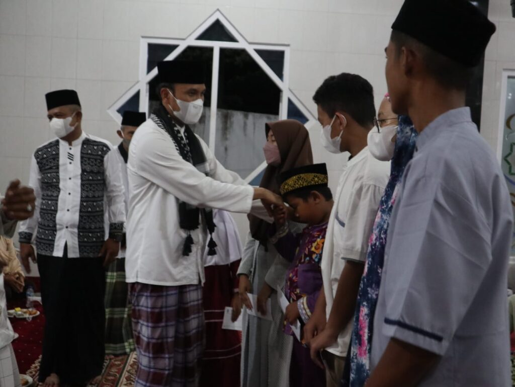 Ketua DPRD Provinsi Jambi Edi Purwanto saat melakukan Safari Ramadhan di Masjid Nurussa’adah, Pal Merah, Kota Jambi (Foto: Istimewa)
