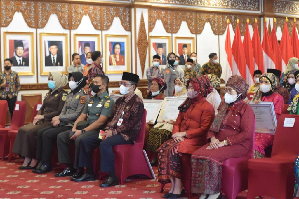 Wakil Gubernur Jambi, Abdullah Sani pada Peringatan Hari Kartini Tahun 2022 bersama Ibu Iriana Joko Widodo dan Organidasi Aksi Solidaritas Era Kabinet Indonesia Maju (OASE) secara Virtual (Foto: Sopbirin)