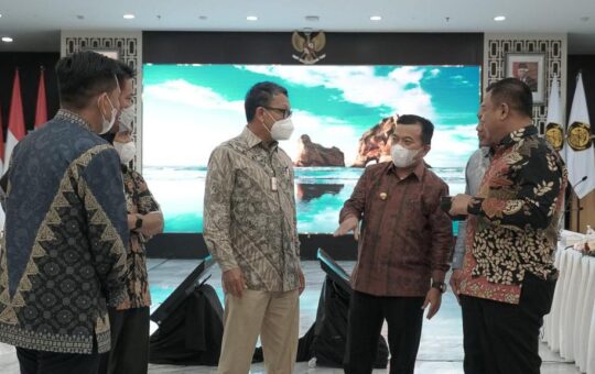 Gubernur Jambi, Al Haris saat mengikuti Rapat Kerja Sama Penanganan Sumur Masyarakat di Provinsi Jambi dan Provinsi Sumatera Selatan bersama Menteri ESDM RI (Foto: Erit)