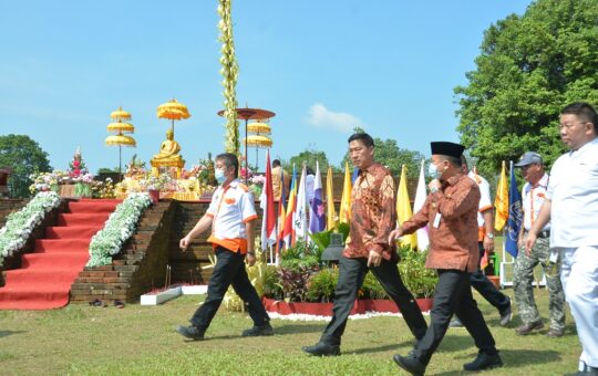 Gubernur Jambi, Al Haris saat menyampaikan sambutan pada acara Peringatan Hari Raya Waisak, bertempat di Candi Kedaton Muaro Jambi (Foto: Novriansah)