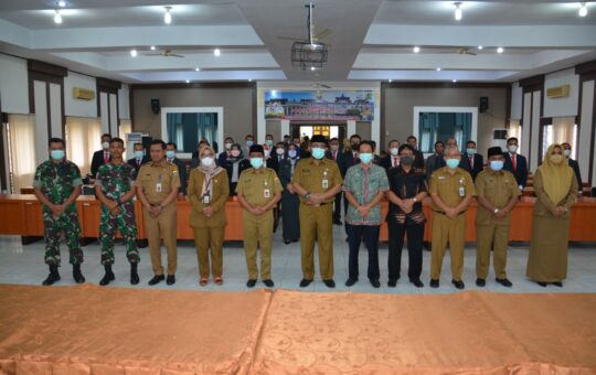 Sekretaris Daerah Provinsi Jambi, Sudirman saat menutup secara resmi Pendidikan dan Pelatihan Kepemimpinan Administrator Angkatan IV lingkup Pemerintah Provinsi Jambi Tahun 2022 (Foto: Harun)