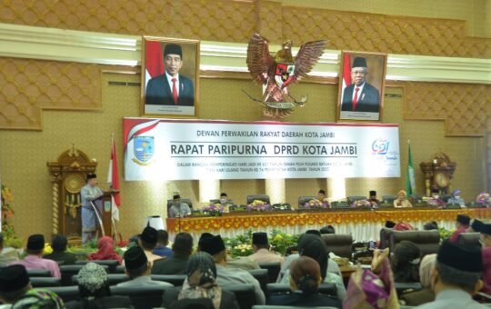 Gubernur Jambi, Al Haris pada Sidang Paripurna Istimewa Dewan Perwakilan Rakyat Daerah (DPRD) Kota Jambi dalam rangka Hari Ulang Tahun (HUT) ke 76 Pemerintah Kota Jambi Tahun 2022, bertempat di Gedung DPRD Kota Jambi. (Foto: Novriansah)