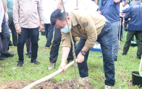 Gubernur Jambi, Al Haris pada acara Hari Lingkungan Hidup Sedunia Tahun 2022 Tingkat Provinsi Jambi, bertempat di Desa Senaung Kecamatan Jambi Luar Kota Kabupaten Muaro Jambi (Foto: Agus Supriyanto)