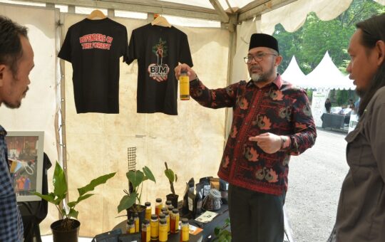 Sekretaris Daerah (Sekda) Provinsi Jambi, Sudirman saat membuka Pameran Produk Hasil Wilayah Kelola Rakyat yang diinisiasi oleh WALHI Jambi. (Foto: Novriansah)