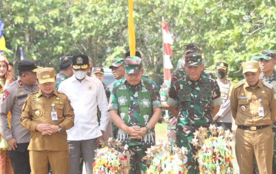Gubernur Jambi, Al Haris, saat mendampingi Kepala Staf Angkatan Darat (KASAD) Jenderal TNI Dudung Abdurachman,(Foto: Harun)