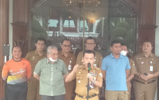 Gubernur Jambi, Al Haris, saat melepas keberangkatan Atlet Sepatu Roda Provinsi Jambi yang akan mengikuti Kejuaraan Tingkat Nasional Sepatu Roda Bintang Medan Offroad Open 2022 Medan Sumatera Utara. (Foto: Novriansah)