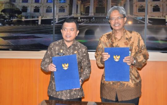 Gubernur Jambi, Al Haris, saat menandatangani kesepakatan bersama antara Pemerintah Provinsi Jambi dan Kantor Wilayah Direktorat Jenderal Kekayaan Negara Sumatera Selatan, Jambi, dan Bangka Belitung. (Foto: Novriansah)