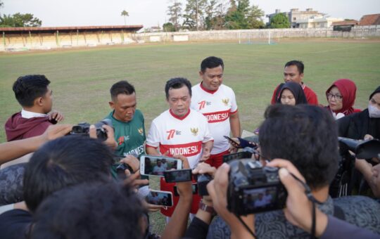 Gubernur Jambi, Al Haris, saat membuka Liga Santri Persatuan Sepakbola Seluruh Indonesia (PSSI) Piala KASAD Tahun 2022, bertempat di Stadion Tri Lomba Juang, Koni Provinsi Jambi. (Foto: Harun dan Hori)