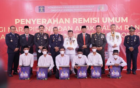 Gubernur Jambi, Al Haris saat menyerahkan remisi umum bagi narapidana dan anak dalam rangka Hari Kemerdekaan Republik Indonesia Ke 77 Tahun 2022. (Foto: Harun dan Hori)