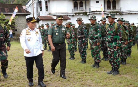 Gubernur Jambi, Al Haris, saat menjadi Inspektur Upacara pada Penutupan TMMD Ke-114 Tahun 2022 Wilayah Kodim 0417 / Kerinci. (Foto: Novriansah)