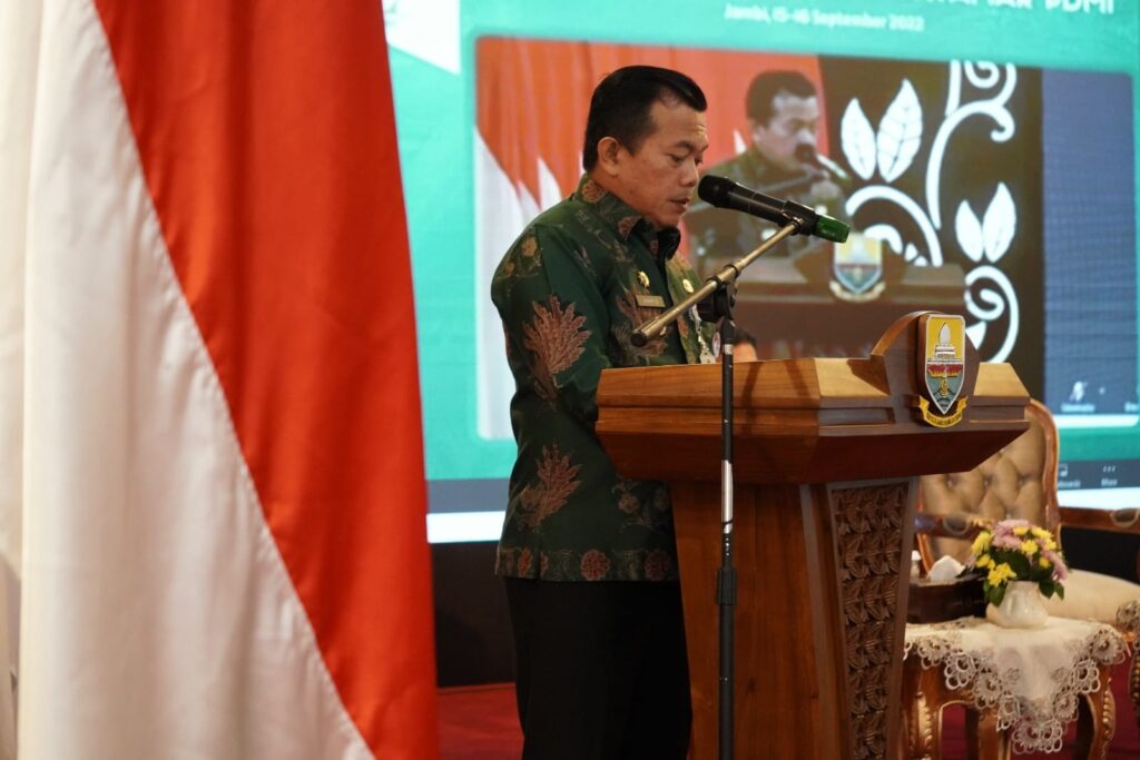 Gubernur Jambi, Al Haris, saat membuka Seminar Nasional dan Muktamar PDMI dalam rangka Strategi Meningkatkan Kapasitas Indonesia sebagai Rujukan Pasar Halal Internasional. (Foto: Harun)
