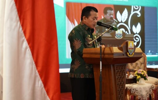 Gubernur Jambi, Al Haris, saat membuka Seminar Nasional dan Muktamar PDMI dalam rangka Strategi Meningkatkan Kapasitas Indonesia sebagai Rujukan Pasar Halal Internasional. (Foto: Harun)