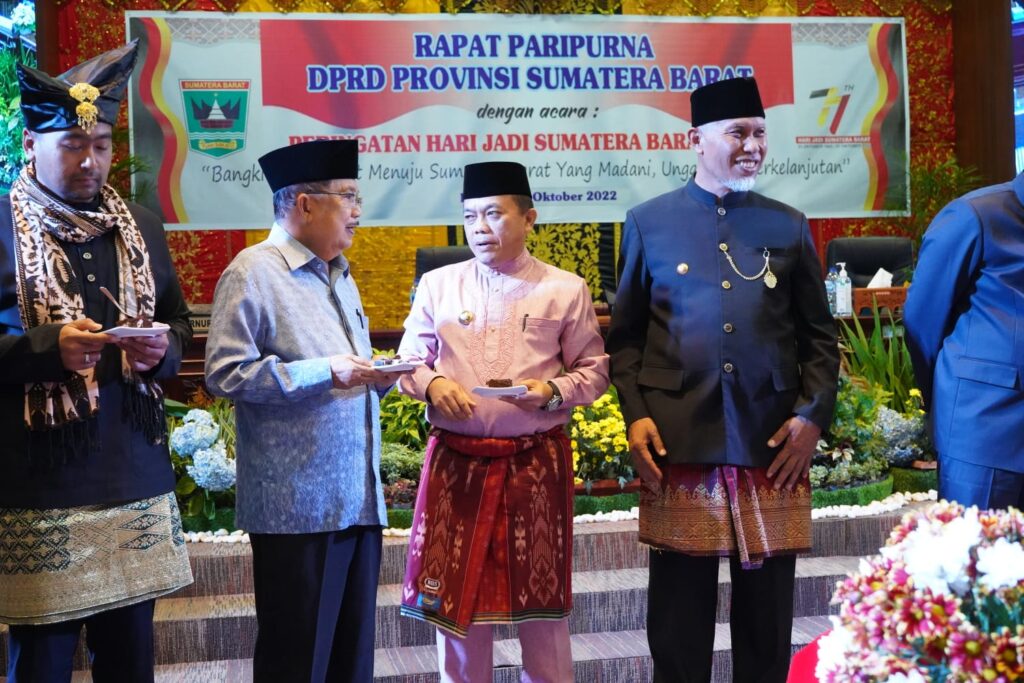 Gubernur Jambi, Al Haris, dalam wawancaranya usai menghadiri Rapat Paripurna DPRD Provinsi Sumatera Barat Dalam Agenda Hari Jadi Provinsi Sumatera Barat Ke-77 Tahun 2022. (Foto : Agus Supriyanto/Novriansyah)