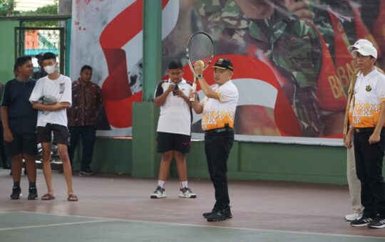 Gubernur Jambi, Al Haris pada Pembukaan Kejuaraan Nasional Tenis Lapangan Provinsi Jambi II Tahun 2023. (Foto: Patra)