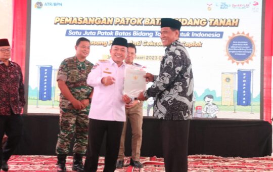 Gubernur Jambi, Al Haris pada GEMAPATAS sebanyak 1 juta Patok Batas Bidang Tanah secara serentak di seluruh Indonesia. (Foto: Agus Supriyanto)