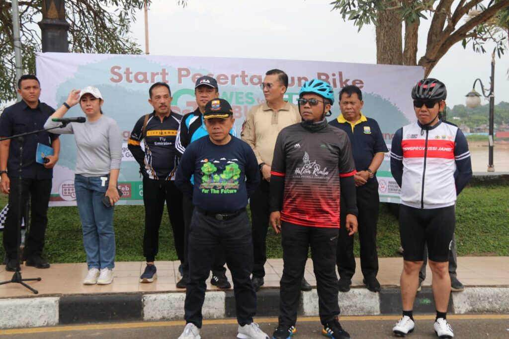 Gubernur Jambi, Al Haris saat pelepasan peserta Fun Bike Gowes To Gambut 55 kilometer. (Foto: Agus Suprianto)