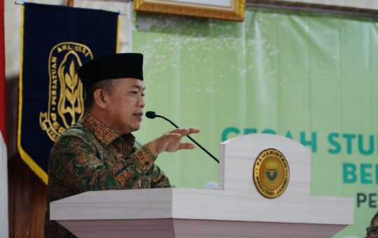 Gubernur Jambi, Al Haris pada pembukaan Seminar Nasional Persatuan Ahli Gizi Indonesia. (Foto: Patra)