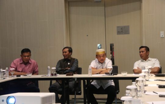 Gubernur Jambi, Al Haris saat rapat bersama Ketua DPRD Provinsi Jambi, Kapolda Jambi, Danrem 042 / Garuda Putih dan Organisasi Peringkat Daerah terkait Pemerintah Provinsi Jambi. (Foto: Agus Supriyanto)