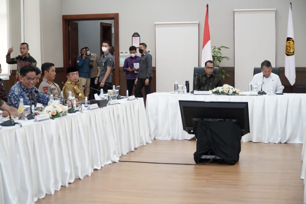 Gubernur Jambi, Al Haris saat mengikuti Rapat Koordinasi Pembahasan Penertiban dan Penyelesaian Angkutan Batubara di Provinsi Jambi. (Foto: Harun)