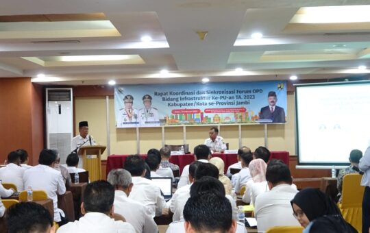 Wakil Gubernur Jambi, Abdullah Sani saat membuka Sinkronisasi Forum Organisasi Perangkat Daerah Bidang Infrastruktur ke PU an Tahun 2023. (Foto: Sopbirin)