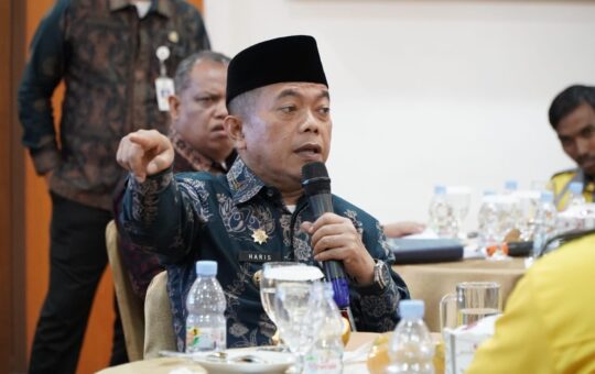 Gubernur Jambi, Al Haris saat menerima Audiensi Delegasi Jambi Menggapai Keadilan (JMK), bertempat di Rumah Dinas Gubernur Jambi, Kamis (16/02/2023). (Foto: Agus Supriyanto)