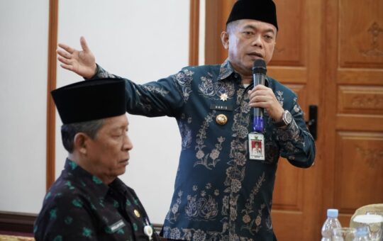 Gubernur Jambi, Al Haris saat menerima Audiensi Komunitas Sopir Batubara, bertempat di Rumah Dinas Gubernur Jambi, Kamis (16/02/2023). (Foto: Harun, video: Patra)
