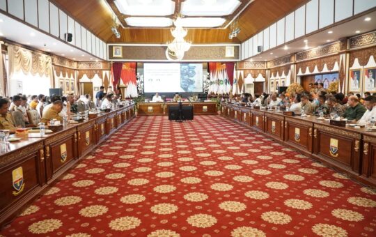 Gubernur Jambi, Al Haris pada Rapat Koordinasi Pembahasan Pengelolaan Pengangkutan Batubara di Provinsi Jambi, bertempat di Auditorium Rumah Dinas Gubernur Jambi, Senin (27/02/2023). (Foto: Harun)