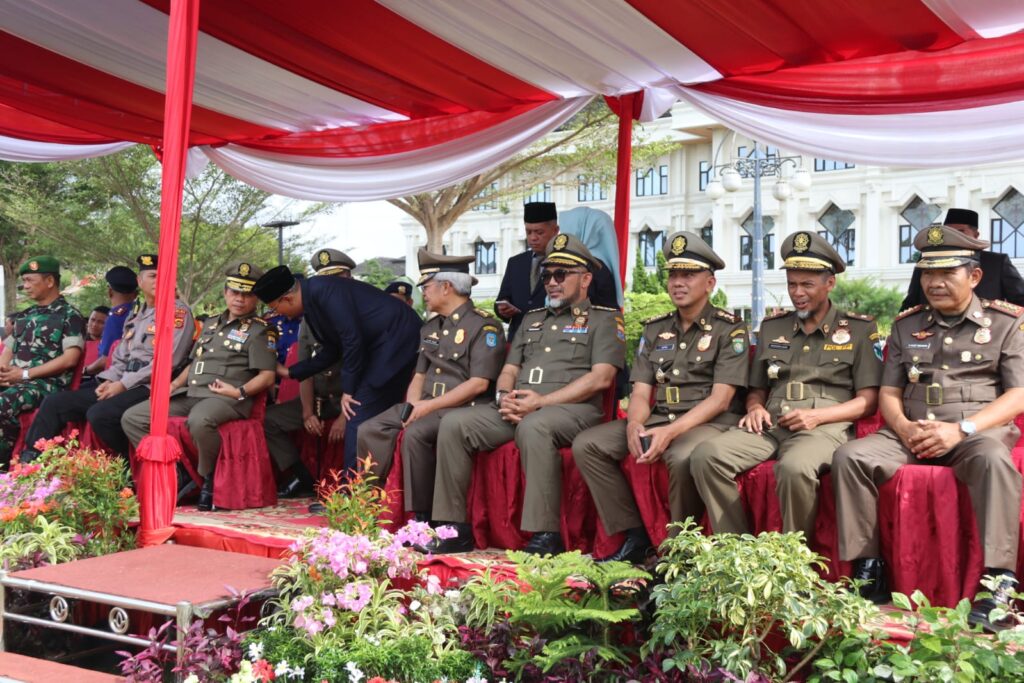 Gubernur Jambi, Al Haris, saat memimpin upacara Peringatan Hari Ulang Tahun (HUT) ke 73 Satpol PP, HUT ke 104 Damkar dan HUT ke 61 Satlinmas. (Foto: Agus)