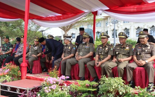 Gubernur Jambi, Al Haris, saat memimpin upacara Peringatan Hari Ulang Tahun (HUT) ke 73 Satpol PP, HUT ke 104 Damkar dan HUT ke 61 Satlinmas. (Foto: Agus)
