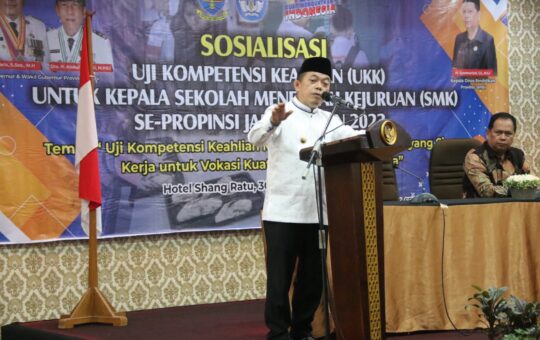 Gubernur Jambi, Al Haris, saat Penutupan Sosialisasi Uji Kompetensi Keahlian (UKK) untuk Kepsek Sekolah Menengah Kejuruan (SMK), Se Provinsi Jambi Tahun 2023. (Foto Agus Suprianto)
