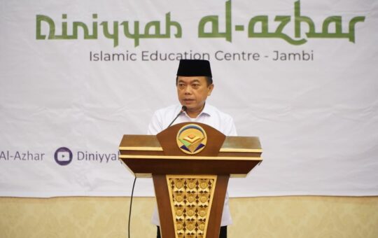 Gubernur Jambi, Al Haris saat menghadiri Wisuda Tahfidzul Qur'an Diniyyah Al-Azhar Jambi, bertempat di Ratu Convention Center Jambi. (Foto: Harun Al Rasyid)