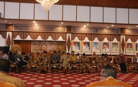 Gubernur Jambi, Al Haris, saat mengikuti Rapat Persiapan Kenduri Swarnabhumi Provinsi Jambi Tahun 2023, bertempat di Auditorium Rumah Dinas Gubernur Jambi. (Foto: Agus Suprianto)