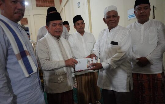Gubernur Jambi, Al Haris, melaksanakan kegiatan Safari Ramadhan di Desa Pulau Batu, Kecamatan Jujuhan, Kabupaten Bungo. (Foto: Novriansah)