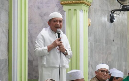 Gubernur Jambi, Al Haris, saat Safari Ramadhan Pemerintah Provinsi Jambi di Masjid Nurussa’adah Kelurahan Tanjung Raden, Kecamatan Danau Teluk, Seberang Kota Jambi. (Foto: Novriansah&Hori)