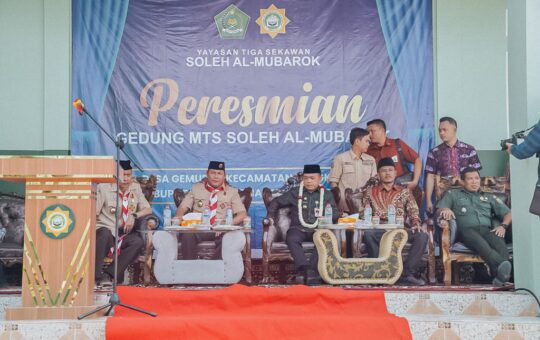 Gubernur Jambi Dr. H. Al Haris, S.Sos, MH., saat Peresmian Gedung MTs (Madrasah Tsanawiyah) Soleh Al Mubarok Desa Gemuruh, Kecamatan Tungkal Ulu, Kabupaten Tanjung Jabung Barat. (Foto: Agus Suprianto/Hori)