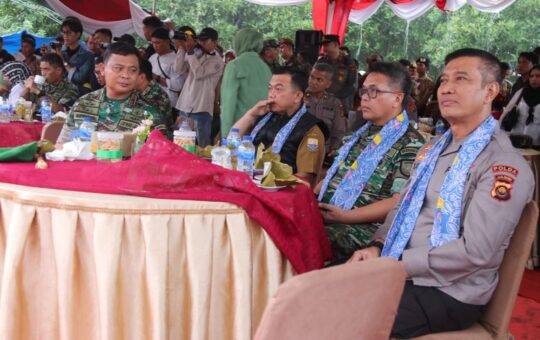 Gubernur Jambi Dr. H. Al Haris, S.Sos., saat mendampingi Pangdam Kodam II Sriwijaya Mayjen TNI Hilman Hadi, S.I.P., M.B.A., M.Han., dalam kunjungan kerja di Provinsi Jambi dalam rangka menghadiri acara Penanaman mangrove nasional secara serentak oleh jajaran TNI di seluruh Indonesia tahun 2023 dengan mengambil tema “Mangrove For Better Life”.(Foto: Agus)