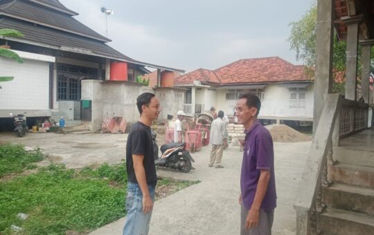M Husnul Arif, Ketua RT 02 Kelurahan Ulu Gedong bersama warga melakukan gotong royong rehab jalan setapak. (Foto: Istimewa)